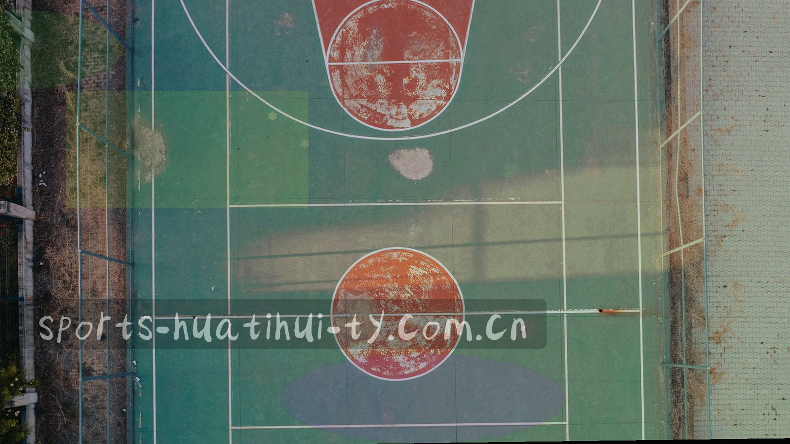 深色界面中横向排列的赛事战报卡片时间轴